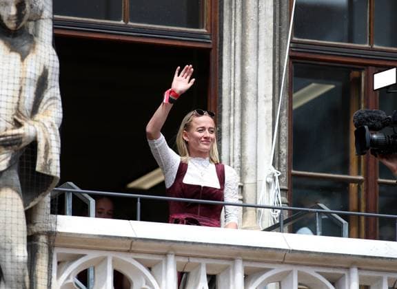 Fussball, Herren, Bundesliga, Saison 2024 2025, FC Bayern München, Meisterfeier, Rathausbalkon, Marienplatz Lea Schüller Schueller (FC Bayern München) winkt zu den Fans vom Rathaus Balkon