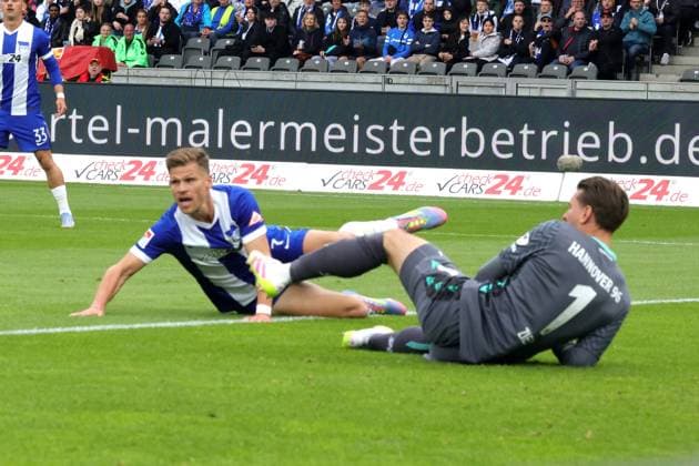 DEU, DFL, 2. FBL, Hertha BSC vs. Hannover 96, 18.05.2025, Berliner Olympiastadion, Berlin, DEU, DFL, 2. FBL, Hertha BSC vs. Hannover 96, im Bild Florian Niederlechner (Hertha BSC Berlin 7), Ron-Robert Zieler (Hannover 96 1) DFL - regulations prohibit any use of Photographs as image sequences and or quasi-video
