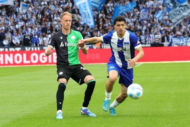 DEU, DFL, 2. FBL, Hertha BSC vs. Hannover 96, 18.05.2025, Berliner Olympiastadion, Berlin, DEU, DFL, 2. FBL, Hertha BSC vs. Hannover 96, im Bild Ibrahim Maza (Hertha BSC Berlin 10) , Havard Nielsen (Hannover 96 16) DFL - regulations prohibit any use of Photographs as image sequences and or quasi-video