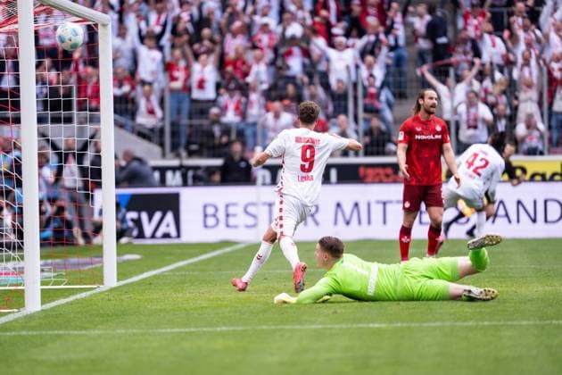 GER, 2. FBL, 1. FC Köln Koel vs 1.FC Kaiserslautern 18.05.2025, RheinEnergieStadion, Köln, GER, 2. FBL, 1. FC Köln Koel vs 1.FC Kaiserslautern im Bild: Torjubel Jubel ueber das Tor zum 2.0 durch Luca Waldschmift (1. FC Köln Koeln, 9) Julian Krahl (1. FC Kaiserslautern, 1) guckt Ball hinterher und liegt am Boden