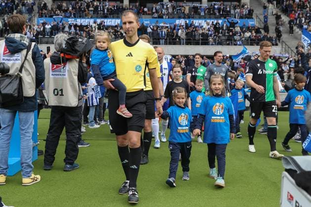 18.05.2025, xtgx, Fussball 2. Bundesliga, Hertha BSC Berlin - Hannover 96 emspor, v.l. Schiedsrichter, Schiri, referee Florian Heft läuft bei seinem letzten Spiel mit seinen Töchtern ein (DFL DFB REGULATIONS PROHIBIT ANY USE OF PHOTOGRAPHS as IMAGE SEQUENCES and or QUASI-VIDEO) Berlin
