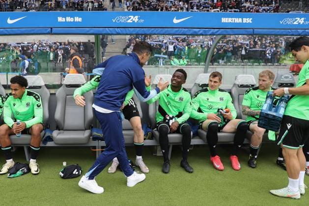 18.05.2025, xtgx, Fussball 2. Bundesliga, Hertha BSC Berlin - Hannover 96 emspor, v.l. Stefan Leitl (Hertha, Trainer) klatscht mit seinen ehemaligen Spielern ab (DFL DFB REGULATIONS PROHIBIT ANY USE OF PHOTOGRAPHS as IMAGE SEQUENCES and or QUASI-VIDEO) Berlin
