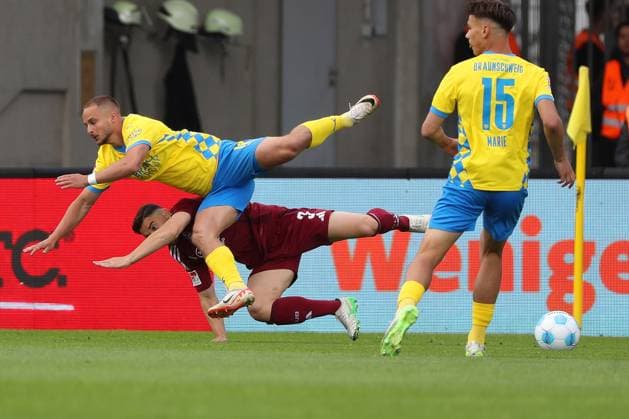 Braunschweig vs. Nürnberg, 2. BL Braunschweig, 18.05.2025, FUßBALL - Eintracht Braunschweig vs. 1. FC Nürnberg, 2. BL, Saison 2024 25. Robin Krauße (Eintracht Braunschweig), Danilo Soares (1.FC Nürnberg), Julian Baas (Eintracht Braunschweig) Braunschweig
