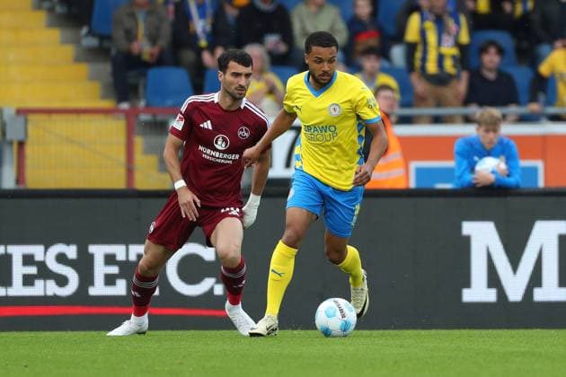 Braunschweig vs. Nürnberg, 2. BL Braunschweig, 18.05.2025, FUßBALL - Eintracht Braunschweig vs. 1. FC Nürnberg, 2. BL, Saison 2024 25. Mahir Emreli (1.FC Nürnberg), Leon Bell Bell (Eintracht Braunschweig) Braunschweig