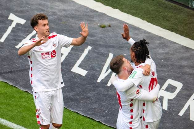 Fußball: 2. Bundesliga, 1. FC Köln - 1. FC Kaiserslautern, 34. Spieltag, RheinEnergieStadion. Torjubel 1. FC Köln nach dem Tor zum 2:0 durch Kölns Luca Waldschmidt (li).
