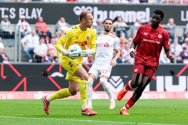 2.? ?Fußball Bundesliga, 1. FC Köln - 1. FC Kaiserslautern, 18.05.2025 Marvin Schwäbe (1. FC Köln, 1) hält, Ragnar Ache (1. FC Kaiserslautern, 9) 2. Fußball Bundesliga, 1. FC Köln - 1. FC Kaiserslautern, Köln, RheinEnergiestadion am 18.05.2025 DFL REGULATIONS PROHIBIT ANY USE OF PHOTOGRAPHS AS IMAGE SEQUENCES AND OR QUASI-VIDEO.