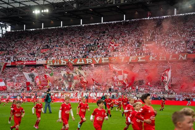 Pyrotechnik in der Kurve des 1. FC Koeln vor Anpfiff 1. FC Koeln vs. 1. FC Kaiserslautern, Fussball, 2. Bundesliga, 34. Spieltag, Saison 2024 2025, 18.05.2025 DFL REGULATIONS PROHIBIT ANY USE OF PHOTOGRAPHS AS IMAGE SEQUENCES AND OR QUASI-VIDEO 1. FC Koeln vs. 1. FC Kaiserslautern, Fussball, 2. Bundesliga, 34. Spieltag, Saison 2024 2025, 18.05.2025 Koeln