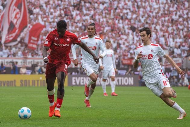 Ragnar Ache (1. FC Kaiserslautern, 09) bedraengt von Denis Huseinbasic (1. FC Koeln, 08) 1. FC Koeln vs. 1. FC Kaiserslautern, Fussball, 2. Bundesliga, 34. Spieltag, Saison 2024 2025, 18.05.2025 DFL REGULATIONS PROHIBIT ANY USE OF PHOTOGRAPHS AS IMAGE SEQUENCES AND OR QUASI-VIDEO 1. FC Koeln vs. 1. FC Kaiserslautern, Fussball, 2. Bundesliga, 34. Spieltag, Saison 2024 2025, 18.05.2025 Koeln