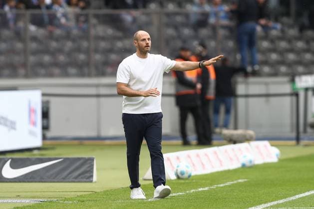 18.05.2025, xtgx, Fussball 2. Bundesliga, Hertha BSC Berlin - Hannover 96 emspor, v.l. Lars Barlemann (Hannover, Trainer) gibt Anweisungen, gestikuliert mit den Armen, gesticulate, gives instructions (DFL DFB REGULATIONS PROHIBIT ANY USE OF PHOTOGRAPHS as IMAGE SEQUENCES and or QUASI-VIDEO) Berlin