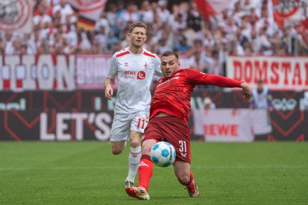 Luca Sirch (1. FC Kaiserslautern, 31) spielt einen Pass im letzten Moment 1. FC Koeln vs. 1. FC Kaiserslautern, Fussball, 2. Bundesliga, 34. Spieltag, Saison 2024 2025, 18.05.2025 DFL REGULATIONS PROHIBIT ANY USE OF PHOTOGRAPHS AS IMAGE SEQUENCES AND OR QUASI-VIDEO 1. FC Koeln vs. 1. FC Kaiserslautern, Fussball, 2. Bundesliga, 34. Spieltag, Saison 2024 2025, 18.05.2025 Koeln