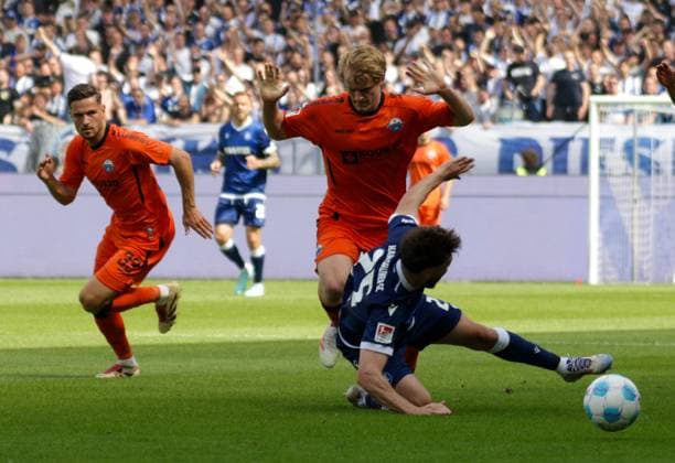 18.05.2025, xhettx, Fussball 2.Bundesliga, Karlsruher SC - SC Paderborn 07 v.l. Foul von Mattes Hansen (SC Padaborn 07, 22) an- Lilian Egloff (Karlsruhe SC, 25) (DFL DFB REGULATIONS PROHIBIT ANY USE OF PHOTOGRAPHS as IMAGE SEQUENCES and or QUASI-VIDEO)
