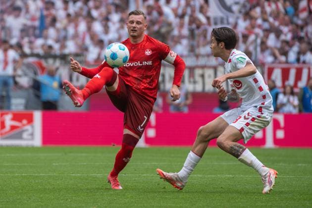 Annahme von Marlon Ritter (1. FC Kaiserslautern, 07) bedraengt von Denis Huseinbasic (1. FC Koeln, 08) 1. FC Koeln vs. 1. FC Kaiserslautern, Fussball, 2. Bundesliga, 34. Spieltag, Saison 2024 2025, 18.05.2025 DFL REGULATIONS PROHIBIT ANY USE OF PHOTOGRAPHS AS IMAGE SEQUENCES AND OR QUASI-VIDEO 1. FC Koeln vs. 1. FC Kaiserslautern, Fussball, 2. Bundesliga, 34. Spieltag, Saison 2024 2025, 18.05.2025 Koeln
