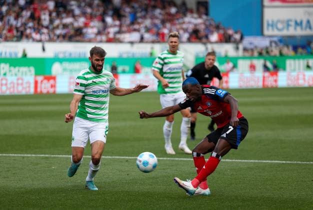 Sport Bilder des Tages Jean-Luc Dompe 7 (Hamburger SV) flankt, Spvgg Greuther Fuerth vs. Hamburger SV Fussball, 2. Bundesliga, DFL, Saison 2024 2025, Rueckrunde, 34. Spieltag, 18.05.2025 DFB regulations prohibit any use of photographs as image sequences and or quasi-video