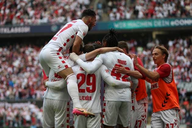 Luca Waldschmidt (1. FC Koeln) Torjubel,jubelt mit seiner Mannschaft nach dem Treffer zum 2:0 waehrend des Spiels der 2. Bundesliga zwischen 1. FC Köln und 1. FC Kaiserslautern im RheinEnergieStadion am 18. May 2025 in Köln, Deutschland. (Foto von Oliver Kaelke DeFodi Images) +++ Luca Waldschmidt (1. FC Koeln) celebrates after scoring his team s second goal with teammates during the 2. Bundesliga match between 1. FC Köln and 1. FC Kaiserslautern at RheinEnergieStadion on May 18, 2025 in Cologne, Germany. (Photo by Oliver Kaelke DeFodi Images) DFB DFL REGULATIONS PROHIBIT ANY USE OF PHOTOGRAPHS AS IMAGE SEQUENCES AND OR QUASI-VIDEO. (Photo by Oliver Kaelke DeFodi Images)