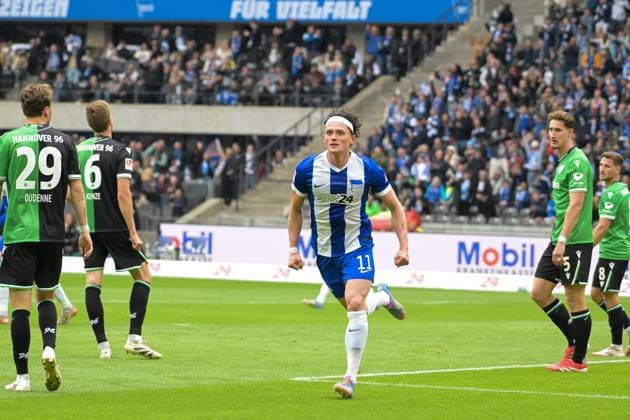 Fussball 2.Bundesliga, Hertha BSC Berlin - Hannover 96 18.05.2025, xdanx, Fussball 2.Bundesliga, Hertha BSC Berlin - Hannover 96 emspor, v.l. Jubel nach dem 1:1 durch Fabian Reese (Hertha BSC) (DFL DFB REGULATIONS PROHIBIT ANY USE OF PHOTOGRAPHS as IMAGE SEQUENCES and or QUASI-VIDEO) Daniel Lakomski Mix1 Berlin Olympiastadion Berlin Deutschland (DEU)