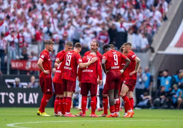 Nach dem zweiten Gegentreffer bildet die Mannschaft vom 1. FC kaiserlautern einen Kreis und bespricht sich. 18.05.2025, 1. FC Köln - 1. FC Kaiserslautern Fussball, 2. Bundesliga, RheinEnergieStadion Köln DFL regulations prohibit any use of photographs as image sequences and or quasi-video.