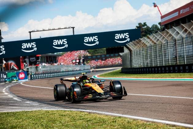Formula 1 AWS Gran Premio del Made in Italy e dell Emilia-Romagna Alexis Perrin OVERTAKE MAXPPP - Imola 18 05 2025 04 NORRIS Lando (gbr), McLaren F1 Team, action during the Formula 1 AWS Gran Premio del Made in Italy e dell Emilia-Romagna Grand Prix 2025, the 7th round of the 2025 FIA Formula 1 World Championship, WM, Weltmeisterschaft on the Autodromo Internazionale Enzo e Dino Ferrari from May 15 to 18, 2025, in Imola, Italy Imola Italy  Copyright: xOVERTAKE MAXPPPxAlexisxPerrinx OVT202505186211 OVT202505186211
