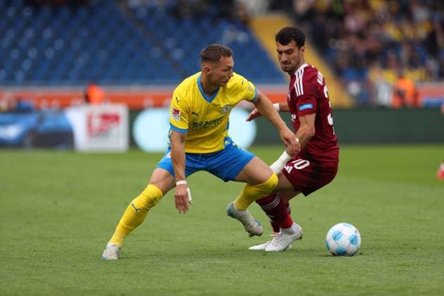 Braunschweig vs. Nürnberg, 2. BL Braunschweig, 18.05.2025, FUßBALL - Eintracht Braunschweig vs. 1. FC Nürnberg, 2. BL, Saison 2024 25. Mahir Emreli (1.FC Nürnberg), Sven Köhler (Eintracht Braunschweig) Braunschweig
