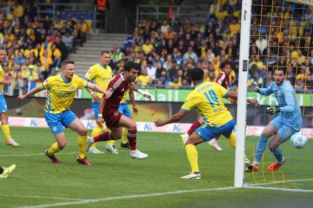 Braunschweig vs. Nürnberg, 2. BL Braunschweig, 18.05.2025, FUßBALL - Eintracht Braunschweig vs. 1. FC Nürnberg, 2. BL, Saison 2024 25. Mahir Emreli (1.FC Nürnberg) macht Kopfballtor zum 0:1, Leon Bell Bell (Eintracht Braunschweig), Torwart Marko Johansson (Eintracht Braunschweig) Braunschweig
