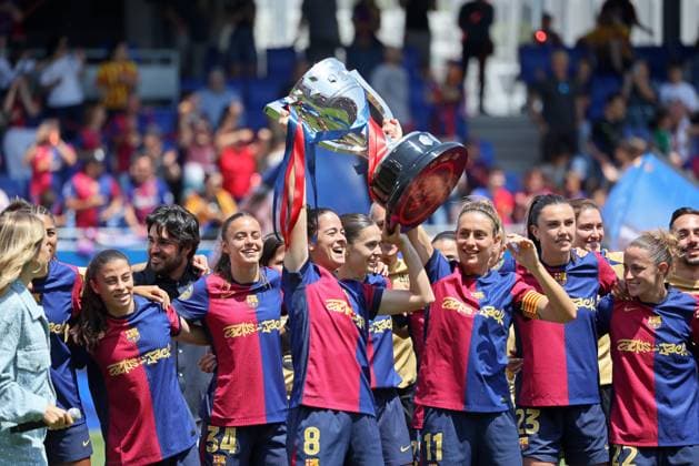 Sport Bilder des Tages FC Barcelona, Barca Femeni v Athletic Club Femenino - Liga F The FC Barcelona Femeni players celebrate their Liga F title at the end of the match between FC Barcelona Femeni and Athletic Club Femenino, corresponding to week 30 of the Liga F, played at the Johan Cruyff Stadium in Barcelona, Spain, on May 18, 2025. Barcelona Barcelona Spain  Copyright: xUrbanandsportx originalFilename:urbanandsport-fcbarcel250518_npExD.jpg