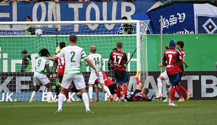 18.05.2025, xjhx, Fussball 2.Bundesliga, Spvgg Greuther Fuerth - Hamburger SV v.l. Felix Klaus (Spvgg. Greuther Fuerth) Goal scored, erzielt das Tor zum 1:0 (DFL DFB REGULATIONS PROHIBIT ANY USE OF PHOTOGRAPHS as IMAGE SEQUENCES and or QUASI-VIDEO) Fuerth