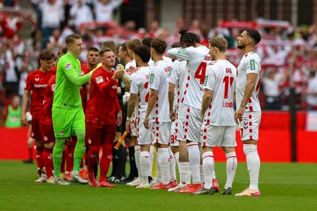 Köln, Deutschland, 18.05.25: die Spieler vom 1. FC Köln und 1. FC Kaiserslautern beim shake hands waehrend des Spiels der 2. Bundesliga zwischen 1. FC Köln vs 1. FC Kaiserslautern im RheinEnergieStadion Köln RheinEnergieStadion North Rhine-Westphalia Germany