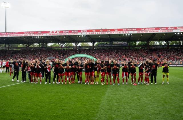 Fußball, Frauen, Saison 2024 2025, 2. Frauen-Bundesliga (26. Spieltag), 1. FC Union Berlin - FSV Gütersloh, Union bejubelt nach Abpfiff die Meisterschaft, 18.05. 2025, Copyright: xMatthiasxKochx