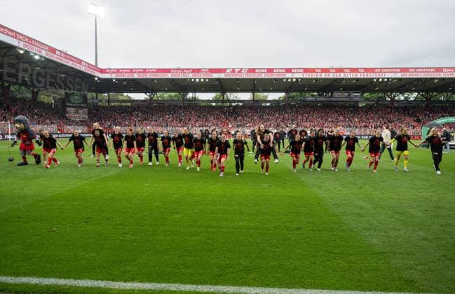 Fußball, Frauen, Saison 2024 2025, 2. Frauen-Bundesliga (26. Spieltag), 1. FC Union Berlin - FSV Gütersloh, Union bejubelt nach Abpfiff die Meisterschaft, 18.05. 2025, Copyright: xMatthiasxKochx