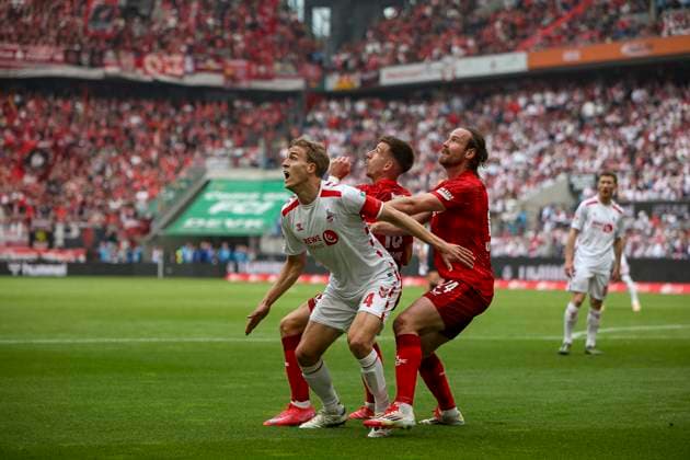 Köln, Deutschland, 18.05.25: Timo Hübers (1. FC Köln), Erik Wekesser (1. FC Kaiserslautern) und Jannis Heuer (1. FC Kaiserslautern) im Kampf um den Ball waehrend des Spiels der 2. Bundesliga zwischen 1. FC Köln vs 1. FC Kaiserslautern im RheinEnergieStadion Köln RheinEnergieStadion North Rhine-Westphalia Germany