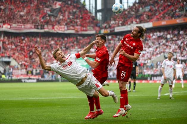 Köln, Deutschland, 18.05.25: Timo Hübers (1. FC Köln), Erik Wekesser (1. FC Kaiserslautern) und Jannis Heuer (1. FC Kaiserslautern) im Kampf um den Ball waehrend des Spiels der 2. Bundesliga zwischen 1. FC Köln vs 1. FC Kaiserslautern im RheinEnergieStadion Köln RheinEnergieStadion North Rhine-Westphalia Germany