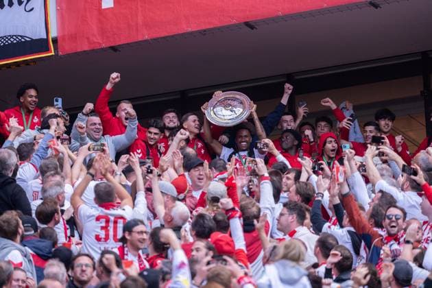 GER, 2. FBL, 1. FC Köln Koel vs 1.FC Kaiserslautern 18.05.2025, RheinEnergieStadion, Köln, GER, 2. FBL, 1. FC Köln Koel vs 1.FC Kaiserslautern im Bild: Die U19 von 1. FC Köln Koeln mit der Meisterschale auf der Tribüne Tribuene