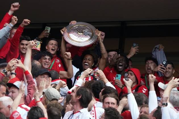 Fussball, 2 BL Saison 2024 2025, 1.FC Köln vs 1.FC kaiserslautern 18.05.2025, Rheinenergiestadion, Köln FC Köln, fans mit 2.BL MeisterSchale