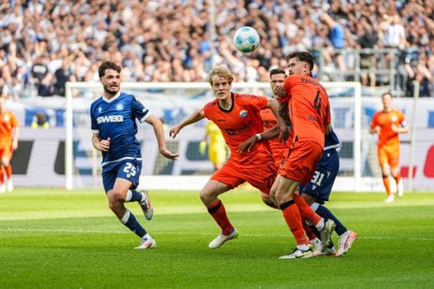 2. Fussball Bundesliga, Karlsruher SC - SC Paderborn 07, 18.05.2025 Zweikampf zwischen Mattes Hansen (SC Paderborn 22), Calvin Brackelmann (SC Paderborn 4) und Bambasé Conté (Karlsruher SC 31) 2. Fussball Bundesliga, Karlsruher SC - SC Paderborn 07; BBBank Wildpark Karlsruhe, 18.05.2025 DFB DFL REGULATIONS PROHIBIT ANY USE OF PHOTOGRAPHS AS IMAGE SEQUENCES AND OR QUASI-VIDEO.