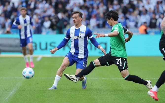 Michal Karbownik am Ball, Sei Muroya Zweikampf Spielszene Aktion Fußball Fussball DFL 2.Bundesliga Herren 34. Spieltag Saison 2024 2025 18.05.2025 Hertha BSC Berlin vs. Hannover 96 DFL regulations prohibit any use of photographs as image sequences and or quasi-video