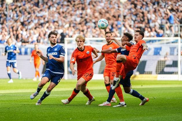 2. Fussball Bundesliga, Karlsruher SC - SC Paderborn 07, 18.05.2025 Zweikampf zwischen Mattes Hansen (SC Paderborn 22), Calvin Brackelmann (SC Paderborn 4) und Bambasé Conté (Karlsruher SC 31) 2. Fussball Bundesliga, Karlsruher SC - SC Paderborn 07; BBBank Wildpark Karlsruhe, 18.05.2025 DFB DFL REGULATIONS PROHIBIT ANY USE OF PHOTOGRAPHS AS IMAGE SEQUENCES AND OR QUASI-VIDEO.