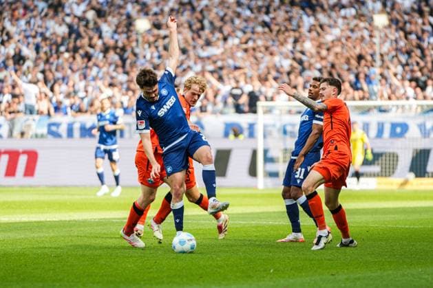 2. Fussball Bundesliga, Karlsruher SC - SC Paderborn 07, 18.05.2025 Zweikampf zwischen Mattes Hansen (SC Paderborn 22) und Dzenis Burnic (Karlsruher SC 7) 2. Fussball Bundesliga, Karlsruher SC - SC Paderborn 07; BBBank Wildpark Karlsruhe, 18.05.2025 DFB DFL REGULATIONS PROHIBIT ANY USE OF PHOTOGRAPHS AS IMAGE SEQUENCES AND OR QUASI-VIDEO.