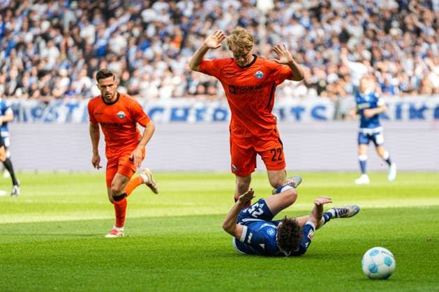 2. Fussball Bundesliga, Karlsruher SC - SC Paderborn 07, 18.05.2025 Foul von Mattes Hansen (SC Paderborn 22) an Dzenis Burnic (Karlsruher SC 7) 2. Fussball Bundesliga, Karlsruher SC - SC Paderborn 07; BBBank Wildpark Karlsruhe, 18.05.2025 DFB DFL REGULATIONS PROHIBIT ANY USE OF PHOTOGRAPHS AS IMAGE SEQUENCES AND OR QUASI-VIDEO.