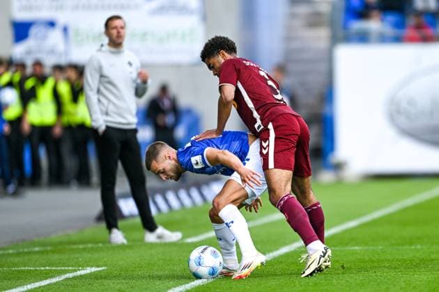 Fabian Nürnberger (SV Darmstadt 98, 15) im Zweikampf mit Bryan Hein (SSV Jahn Regensburg, 03), GER, SV Darmstadt 98 vs. SSV Jahn Regensburg, 2. Bundesliga, Fussball, 34. Spieltag, Saison 2024 2025, 18.05.2025. DFL REGULATIONS PROHIBIT ANY USE OF PHOTOGRAPHS as IMAGE SEQUENCES and or QUASI-VIDEO. GER, SV Darmstadt 98 vs. SSV Jahn Regensburg, 2. Bundesliga, Fussball, 34. Spieltag, Saison 2024 2025, 18.05.2025. Darmstadt