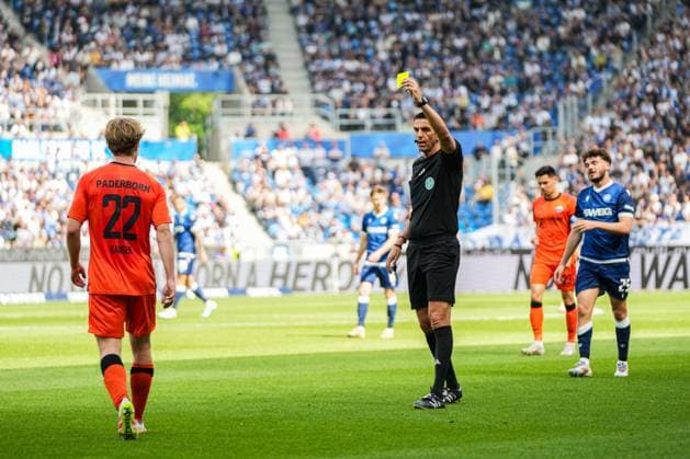 2. Fussball Bundesliga, Karlsruher SC - SC Paderborn 07, 18.05.2025 Mattes Hansen (SC Paderborn 22) sieht Gelb von Deniz Aytekin (Schiedsrichter) nach einem Foul 2. Fussball Bundesliga, Karlsruher SC - SC Paderborn 07; BBBank Wildpark Karlsruhe, 18.05.2025 DFB DFL REGULATIONS PROHIBIT ANY USE OF PHOTOGRAPHS AS IMAGE SEQUENCES AND OR QUASI-VIDEO.