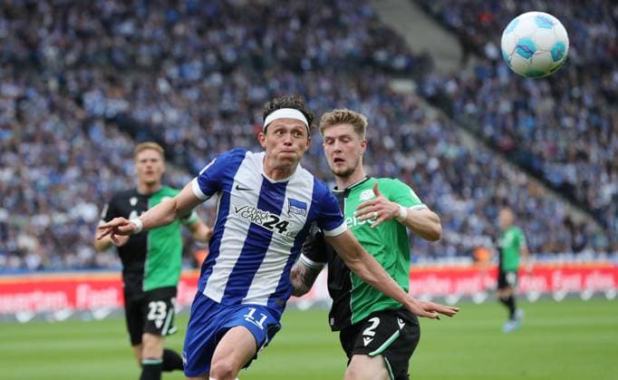 Fabian Reese, Josh Knight Zweikampf Spielszene Aktion Fußball Fussball DFL 2.Bundesliga Herren 34. Spieltag Saison 2024 2025 18.05.2025 Hertha BSC Berlin vs. Hannover 96 DFL regulations prohibit any use of photographs as image sequences and or quasi-video