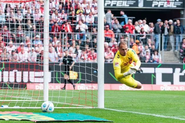 2.? ?Fußball Bundesliga, 1. FC Köln - 1. FC Kaiserslautern, 18.05.2025 Marvin Schwäbe (1. FC Köln, 1) pariert 2. Fußball Bundesliga, 1. FC Köln - 1. FC Kaiserslautern, Köln, RheinEnergiestadion am 18.05.2025 DFL REGULATIONS PROHIBIT ANY USE OF PHOTOGRAPHS AS IMAGE SEQUENCES AND OR QUASI-VIDEO.