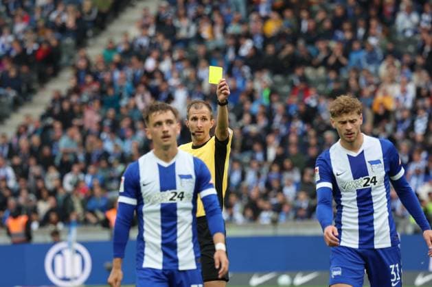 2. Fußball Bundesliga, Hertha BSC - Hannover 96 Gelb, die gelbe Karte, Márton Dárdai (Hertha BSC Berlin 31) erhält die Gelbe Karte von Schiedsrichter Florian Heft, während der Begegnung in der 2. Fußball Bundesliga, Hertha BSC - Hannover 96 in Berlin, Olympiastadion, am 18.05.2025. DFB regulations prohibit any use of photographs as image sequences and or quasi video.