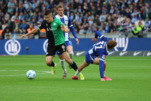 2. Fußball Bundesliga, Hertha BSC - Hannover 96 Nicolo Tresoldi (Hannover 9) im Zweikampf mit Márton Dárdai (Hertha BSC Berlin 31), hinten Michaël Cuisance (Hertha BSC Berlin 27), während der Begegnung in der 2. Fußball Bundesliga, Hertha BSC - Hannover 96 in Berlin, Olympiastadion, am 18.05.2025. DFB regulations prohibit any use of photographs as image sequences and or quasi video.