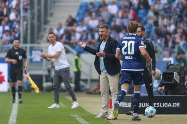 Lukas Kwasniok (SC Paderborn 07, Chef-Trainer) feuert seine Mannschaft an der Seitenlinie an, Karlsruher SC vs. SC Paderborn 07, 2. Bundesliga, 34. Spieltag, 2024 2025, 18.05.2025, DFL REGULATIONS PROHIBIT ANY USE OF PHOTOGRAPHS AS IMAGE SEQUENCES AND OR QUASI-VIDEO, Karlsruher SC vs. SC Paderborn 07, 2. Bundesliga, 34. Spieltag, 2024 2025, 18.05.2025 Karlsruhe