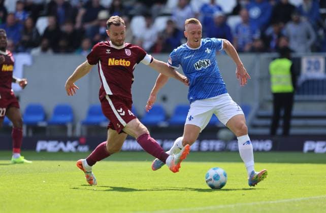 18.05.2025, xdcx, Fussball 2. Bundesliga, SV Darmstadt 98 - SSV Jahn Regensburg, emonline, emspor, despor, v.l., Florian Ballas (SSV Jahn Regensburg), Isac Lidberg (SV Darmstadt 98) DFL DFB REGULATIONS PROHIBIT ANY USE OF PHOTOGRAPHS AS IMAGE SEQUENCES AND OR QUASI-VIDEO.
