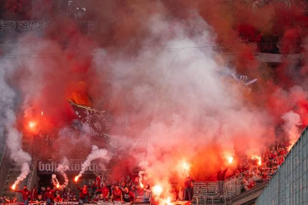 18.05.2025, Fussball: 2. Bundesliga, Saison 2024 2025, 34. Spieltag, 1. FC Koeln - 1. FC Kaiserslautern im RheinEnergieStadion in Koeln. Es wird gezuendelt im Gaesteblock. Wichtiger Hinweis: Gemaess den Vorgaben der DFL Deutsche Fussball Liga bzw. des DFB Deutscher Fussball-Bund ist es untersagt, in dem Stadion und oder vom Spiel angefertigte Fotoaufnahmen in Form von Sequenzbildern und oder videoaehnlichen Fotostrecken zu verwerten bzw. verwerten zu lassen. Foto: Kirchner-Media Thomas Haesler