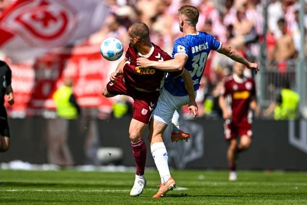 Eric Hottmann (SSV Jahn Regensburg, 09) im Zweikampf mit Clemens Riedel (SV Darmstadt 98, 38), GER, SV Darmstadt 98 vs. SSV Jahn Regensburg, 2. Bundesliga, Fussball, 34. Spieltag, Saison 2024 2025, 18.05.2025. DFL REGULATIONS PROHIBIT ANY USE OF PHOTOGRAPHS as IMAGE SEQUENCES and or QUASI-VIDEO. GER, SV Darmstadt 98 vs. SSV Jahn Regensburg, 2. Bundesliga, Fussball, 34. Spieltag, Saison 2024 2025, 18.05.2025. Darmstadt