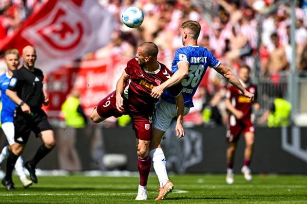 Eric Hottmann (SSV Jahn Regensburg, 09) im Zweikampf mit Clemens Riedel (SV Darmstadt 98, 38), GER, SV Darmstadt 98 vs. SSV Jahn Regensburg, 2. Bundesliga, Fussball, 34. Spieltag, Saison 2024 2025, 18.05.2025. DFL REGULATIONS PROHIBIT ANY USE OF PHOTOGRAPHS as IMAGE SEQUENCES and or QUASI-VIDEO. GER, SV Darmstadt 98 vs. SSV Jahn Regensburg, 2. Bundesliga, Fussball, 34. Spieltag, Saison 2024 2025, 18.05.2025. Darmstadt