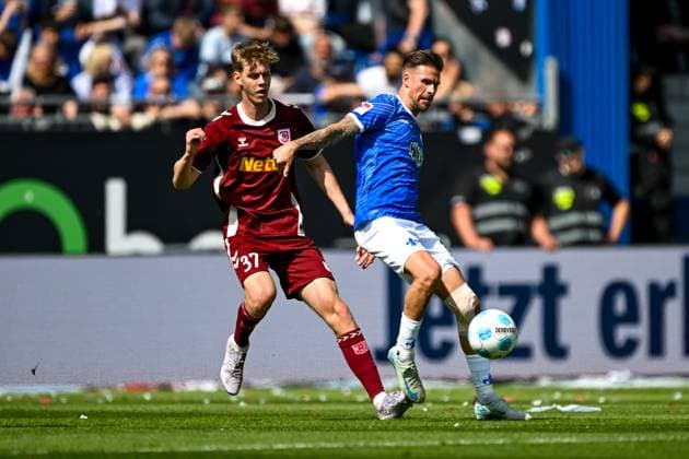 Leopold Wurm (SSV Jahn Regensburg, 37) im Zweikampf mit Tobias Kempe (SV Darmstadt 98, 11), GER, SV Darmstadt 98 vs. SSV Jahn Regensburg, 2. Bundesliga, Fussball, 34. Spieltag, Saison 2024 2025, 18.05.2025. DFL REGULATIONS PROHIBIT ANY USE OF PHOTOGRAPHS as IMAGE SEQUENCES and or QUASI-VIDEO. GER, SV Darmstadt 98 vs. SSV Jahn Regensburg, 2. Bundesliga, Fussball, 34. Spieltag, Saison 2024 2025, 18.05.2025. Darmstadt