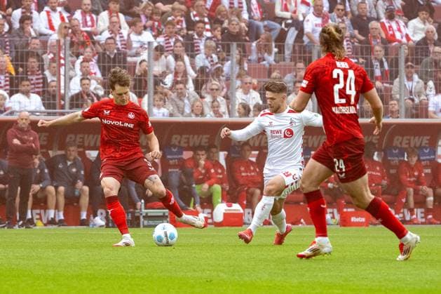 18.05.2025, Fussball: 2. Bundesliga, Saison 2024 2025, 34. Spieltag, 1. FC Koeln - 1. FC Kaiserslautern im RheinEnergieStadion in Koeln. Zweikampf zwischen Florian Kleinhansl (1. FC Kaiserslautern, 03) und Jan Thielmann (1. FC Koeln, 29). Wichtiger Hinweis: Gemaess den Vorgaben der DFL Deutsche Fussball Liga bzw. des DFB Deutscher Fussball-Bund ist es untersagt, in dem Stadion und oder vom Spiel angefertigte Fotoaufnahmen in Form von Sequenzbildern und oder videoaehnlichen Fotostrecken zu verwerten bzw. verwerten zu lassen. Foto: Kirchner-Media Thomas Haesler